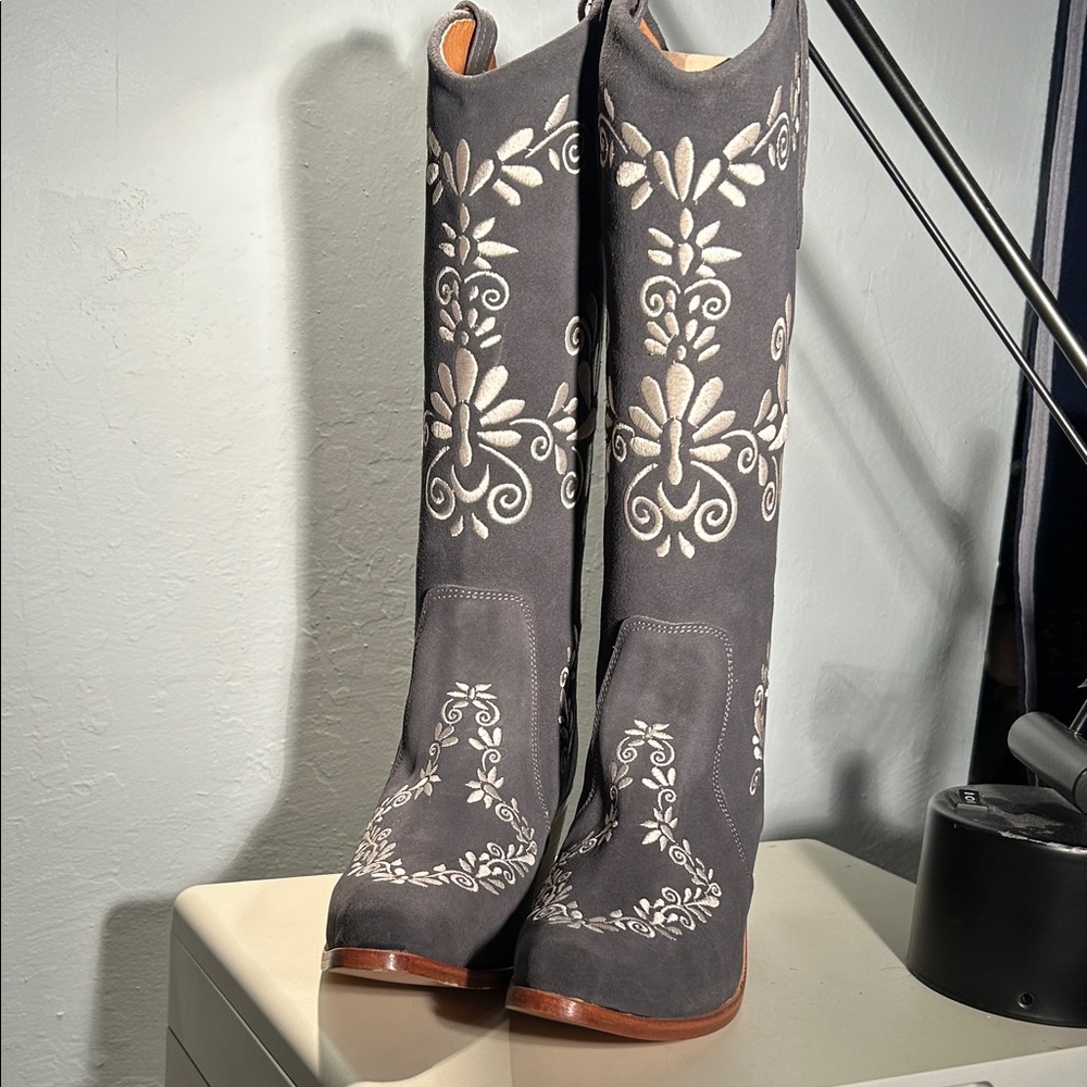 AGAVE SKY Embroidered Heeled Boots in Gray